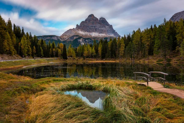 Lago Antorno (Lago di Antorno) situado en la zona de Dolomitas, Bellun — Foto de Stock