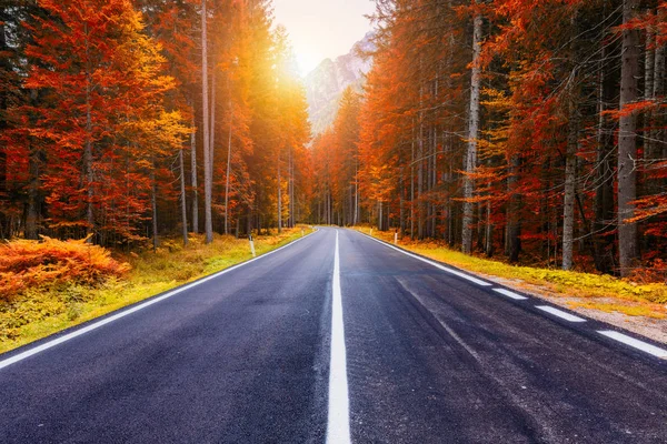 Blick auf kurvenreiche Straße. Asphaltstraßen in den italienischen Alpen im Süden — Stockfoto