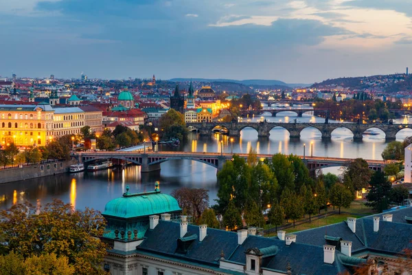 Puente de Carlos en Praga en Chequia. Praga, República Checa. Cha. — Foto de Stock