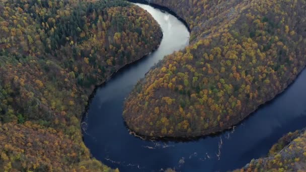 Gyönyörű Vyhlidka Maj, kilátó Maj, Teletin közelében, Cseh Köztársaság. Meander a folyó Moldva körül színes őszi erdő felülről nézve. Turisztikai attrakció a cseh táj. Cseh Köztársaság. — Stock videók