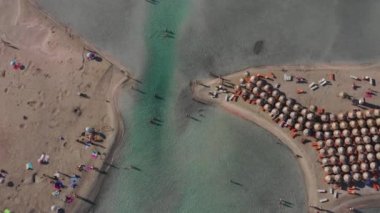 Yunanistan 'ın güneybatı Girit adasındaki Elafonissi' nin ünlü egzotik cennet kumlu zümrüt plajının panoramik hava aracı görüntüsü. Yunanistan 'ın Girit kentindeki mavi Elafonissi plajının güzel manzarası.