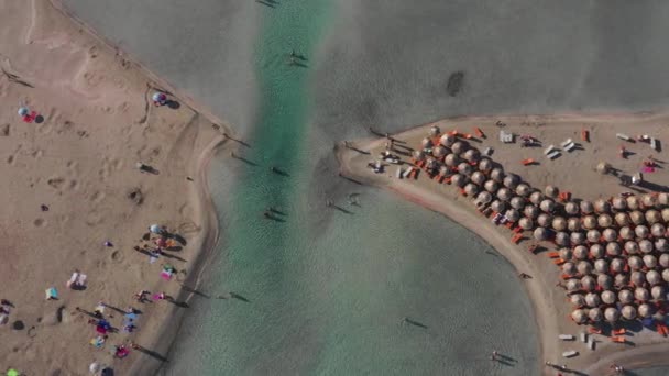 Légi drón panoráma videó a híres egzotikus paradicsom homokos smaragd strand Elafonissi dél-nyugati Kréta sziget, Görögország. Gyönyörű kilátás nyílik a kék strand Elafonissi Kréta, Görögország. — Stock videók