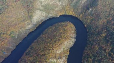 Güzel Vyhlidka Maj, Gözcü Maj, Çek Cumhuriyeti, Teletin yakınlarında. Vltava Nehri 'nin Meander' ı yukarıdan bakıldığında renkli sonbahar ormanlarıyla çevrilidir. Çek topraklarında turistik bir yer. Çek Cumhuriyeti.