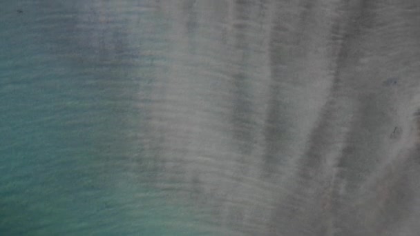 Aereo drone vista panoramica video del famoso paradiso esotico spiaggia di sabbia smeraldo di Elafonissi nel sud-ovest dell'isola di Creta, Grecia. Bella vista sulla spiaggia blu di Elafonissi a Creta, Grecia. — Video Stock