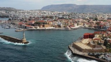 Ünlü deniz feneri ve geleneksel karakter, Girit adası, Yunanistan ile Chania ikonik ve pitoresk Venedik eski liman havadan drone görüntülemek video. Chania'daki Venedik limanının mimarisi.