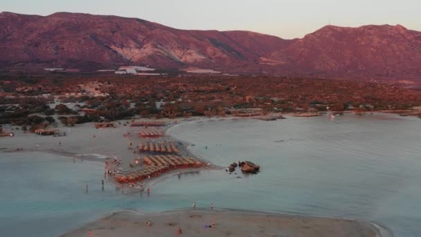 Aerial drone panorama vista video de la famosa playa de arena esmeralda paraíso exótico de Elafonissi en el suroeste de la isla de Creta, Grecia. Hermosa vista de la playa azul Elafonissi en Creta, Grecia. — Vídeos de Stock