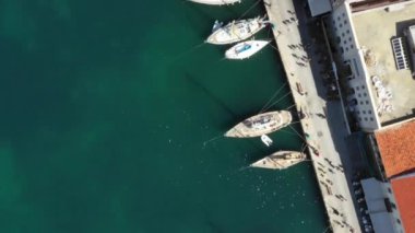 Ünlü deniz feneri ve geleneksel karakter, Girit adası, Yunanistan ile Chania ikonik ve pitoresk Venedik eski liman havadan drone görüntülemek video. Chania'daki Venedik limanının mimarisi.
