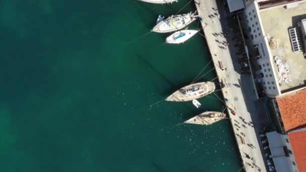 Vzdušný pohled na obraz v ikononovém a malebném benátském starém přístavu Chania se slavným majákem a tradičním charakterem, ostrovem Krétou, Řeckem. Architektura benátského přístavu v Chanii. — Stock video