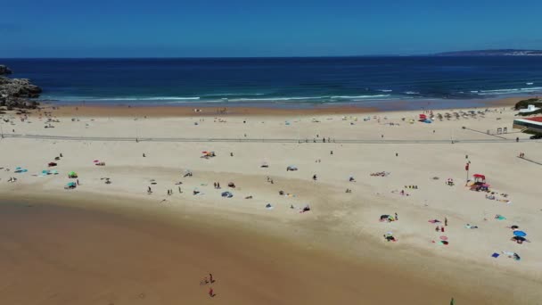 ポルトガル西海岸の海の海岸に島バレアルナーペニシェの航空写真 信じられないほどのビーチやサーファーとバレアルポルトガル ポルトガル バレアルの航空写真 4K品質 — ストック動画