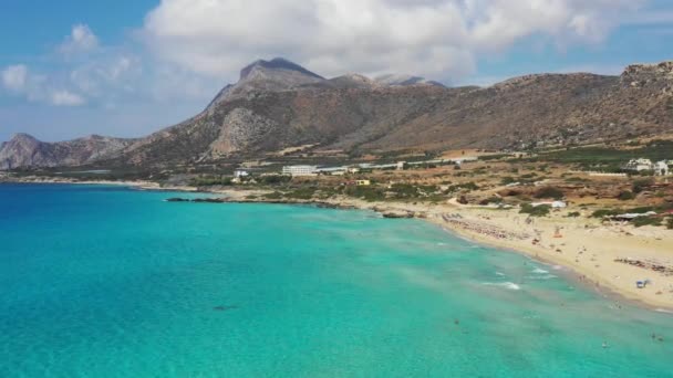 Vzdušný pohled na pláž Falassarna na Krétě, v Řecku, na pláži Falassarna, je velmi známým turistickým cílem na Krétě, 4k vzdušné pláži. Slavná Falasarna (také známá jako Falassarna nebo Phalasarna). — Stock video