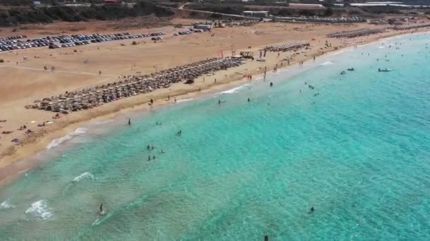 Drone aéreo de vídeo de la playa de Falassarna, aguas cristalinas, arena dorada, interminable playa de arena turquesa de Falassarna en la isla de Creta, Grecia. Falasarna famosa (también conocida como Falassarna o Phalasarna ). — Vídeos de Stock