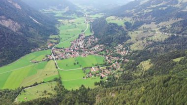 Bayrischzell belediyesi hava manzaralı, Osterhofen kasabası manzaralı. Alman güzel doğası ve yeşil ormanları, Bavyera, Almanya. Alplerdeki Bayrischzell köyü, Bavyera Almanya.