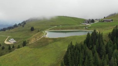 Bayrischzell belediyesi hava manzaralı, Osterhofen kasabası manzaralı. Alman güzel doğası ve yeşil ormanları, Bavyera, Almanya. Alplerdeki Bayrischzell köyü, Bavyera Almanya.