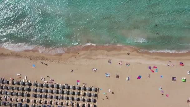 Vidéo de drone aérien de Falassarna plage, eaux cristallines, sable doré, plage de sable turquoise sans fin de Falassarna en Crète île, Grèce. Falasarna célèbre (également connu sous le nom de Falassarna ou Phalasarna ). — Video