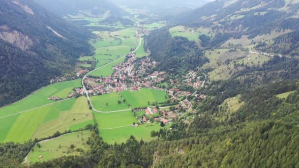 Bayrischzell gemeente luchtfoto uitzicht, met uitzicht op Osterhofen stad. Duitse prachtige natuur en groene bossen, Beieren, Duitsland. Het dorpje Bayrischzell in de Alpen, Beieren Duitsland. — Stockvideo