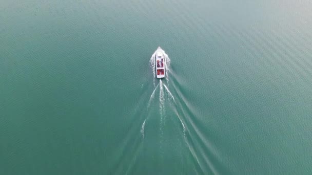 Aerial footage of passenger ship at Tegernsee lake, top down view. A boat makes its way across Lake Tegernsee in Bavaria, Germany. — 비디오