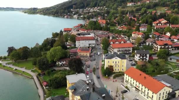 Tegernsee, Németország. Tegernsee-tó Rottach-Egernben (Bajorország), Németország az osztrák határ közelében. Légi kilátás a tóra "Tegernsee" az Alpokban Bajorország. Rossz Wiessee. Tegernsee-tó Bajorországban. — Stock videók