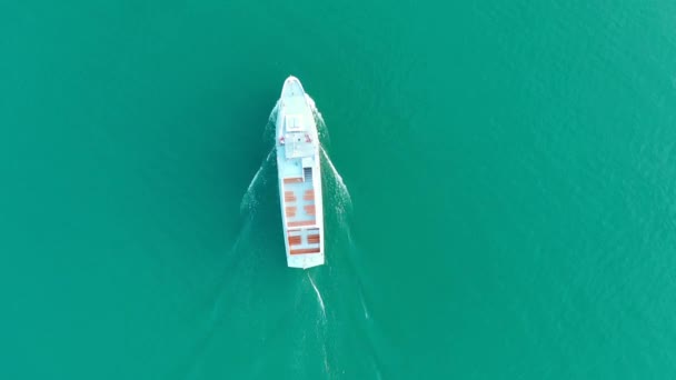 Aerial footage of passenger ship at Tegernsee lake, top down view. A boat makes its way across Lake Tegernsee in Bavaria, Germany. — Stock Video