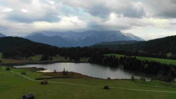 O idílico lago Geroldsee nas montanhas Karwendel dos alpes bávaros. Vista do lago Geroldsee durante o outono nos Alpes da Baviera, Baviera, Alemanha. Geroldsee, Wagenbruchsee no fundo Alpes bávaros . — Vídeo de Stock