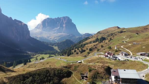 Hermosa vista de los Dolomitas en Gardena pasar con la Cappella di San Maurizio y el valle verde en el Tirol del Sur, Italia. Gardena Paso en las montañas Dolomitas Italia. Dolomitas, Italia . — Vídeos de Stock