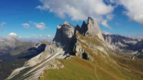 Amazing view on Seceda peak. Trentino Alto Adige, Dolomites Alps, South Tyrol, Italy, Europe. Odle mountain range, Val Gardena. Majestic Furchetta peak in the sunlight. Dolomiti, Italy. — Stock Video