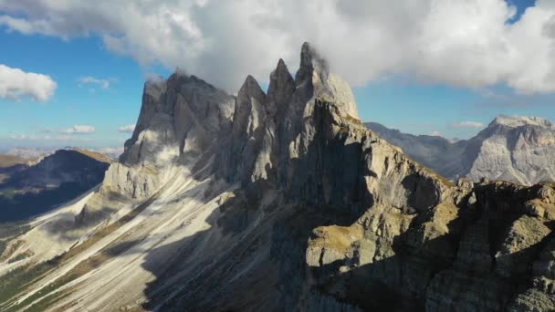 Úžasný pohled na vrchol Seceda. Trentino Alto Adige, dolomitské Alpy, Jižní Tyrolsko, Itálie, Evropa. Pohoří odle, Val Gardena. Na slunci je vrchol Majestic Furchetta. Dolomiti, Itálie. — Stock video