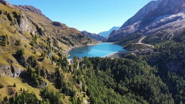 La presa del lago Fedaia (lago Fedaia), un lago artificial cerca de Canazei, situado al pie del macizo de Marmolada, Dolomitas, Trentino. Imágenes aéreas de la presa Fedaia en Dolomitas en Italia . — Vídeo de stock