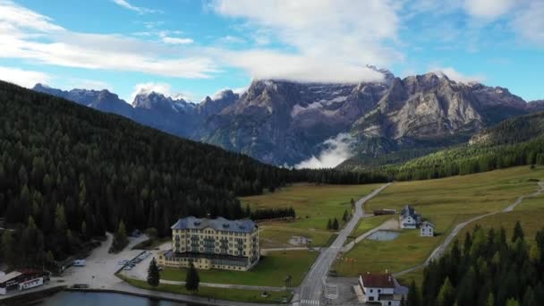 Impresionante paisaje del lago Misurina con la montaña Dolomitas en el fondo, Italia. Paisaje panorámico de la naturaleza del destino turístico en Dolomitas orientales en Italia. Lago Misurina en Dolomitas. Italia — Vídeos de Stock