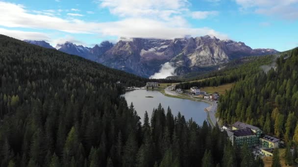 Impresionante paisaje del lago Misurina con la montaña Dolomitas en el fondo, Italia. Paisaje panorámico de la naturaleza del destino turístico en Dolomitas orientales en Italia. Lago Misurina en Dolomitas. Italia — Vídeo de stock