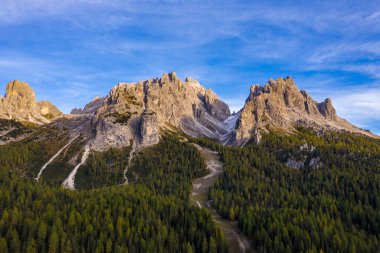 Antorno Gölü (Lago di Antorno), Bellun 'un Dolomites bölgesinde yer alır.