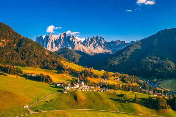 Santa Maddalena (Santa Magdalena) Dorf mit magischen Dolomiten — Stockfoto