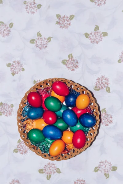 Oeufs de Pâques colorés dans le panier. Joyeux Pâques, religiou chrétien — Photo