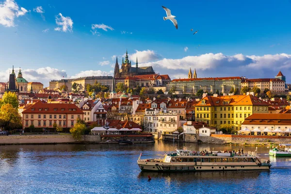 Prags slott, Karlsbron och båtar på floden Vltava. Vie — Stockfoto