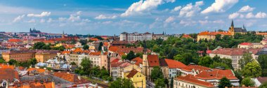 Gün batımında Vysehrad bölgesinden kırmızı çatı üzerinden Prag Kalesi manzarası