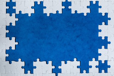Beyaz bir yapboz puzzl yapılmış bir dikdörtgen şeklinde çerçeveleme