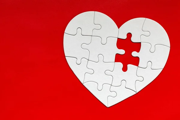 Oggetto cuore fatto di pezzi di puzzle. Fai il cuore completo. Seghetto — Foto Stock