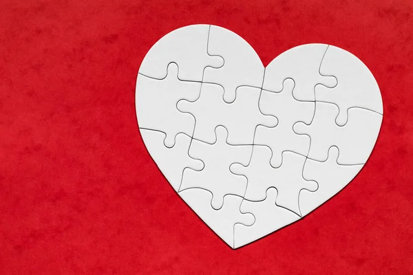 Oggetto cuore fatto di pezzi di puzzle. Fai il cuore completo. Seghetto — Foto Stock