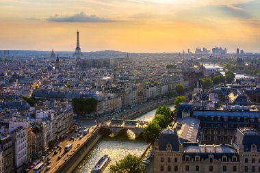 Paris, Eyfel Kulesi ve La Defense busi panoramik hava görünümü