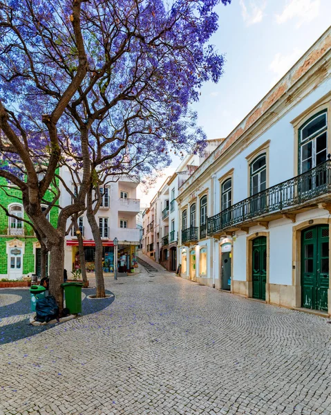 Calle en el casco antiguo en el centro de Lagos, región del Algarve, P — Foto de Stock