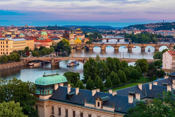 Praga, República Checa puentes panorama con histórico Charles Br — Foto de Stock