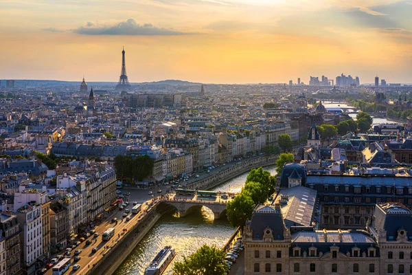 Vista aérea panorámica de París, la Torre Eiffel y La Defense busi — Foto de Stock