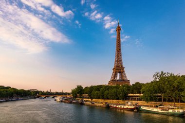 Paris Eyfel Kulesi ve Paris, Fransa 'da gün batımında Seine Nehri. E