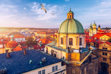 Prag 'daki eski kentin uçan kuşlarıyla hava manzarası.