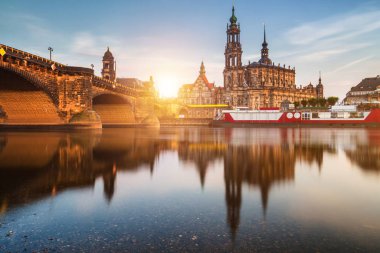 Elbe Nehri ile tarihi kent mimarisinin doğal yaz görünümü 
