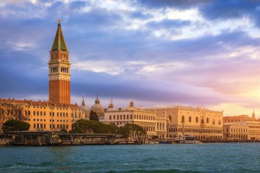 Campanile ve Venedik Valisinin Venedik 'teki San Marco meydanındaki sarayı
