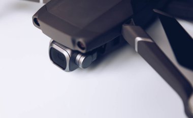 Beyaz arka planda sergilenen yeni modern drone. Drone quadcopte
