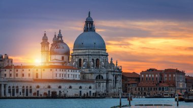 Sokak kanalı Venedik, İtalya'nın görünümü. O renkli cephe