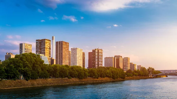 Torn, skyskrapor och byggnader på Front de Seine vid R — Stockfoto