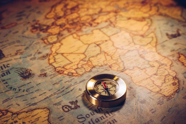 Mapa con brújula. Herramientas de navegación simples para orientar en el mundo — Foto de Stock