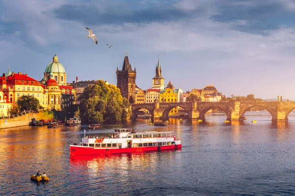 Castelo de Praga, Ponte Carlos e barcos no rio Vltava. Vie. — Fotografia de Stock